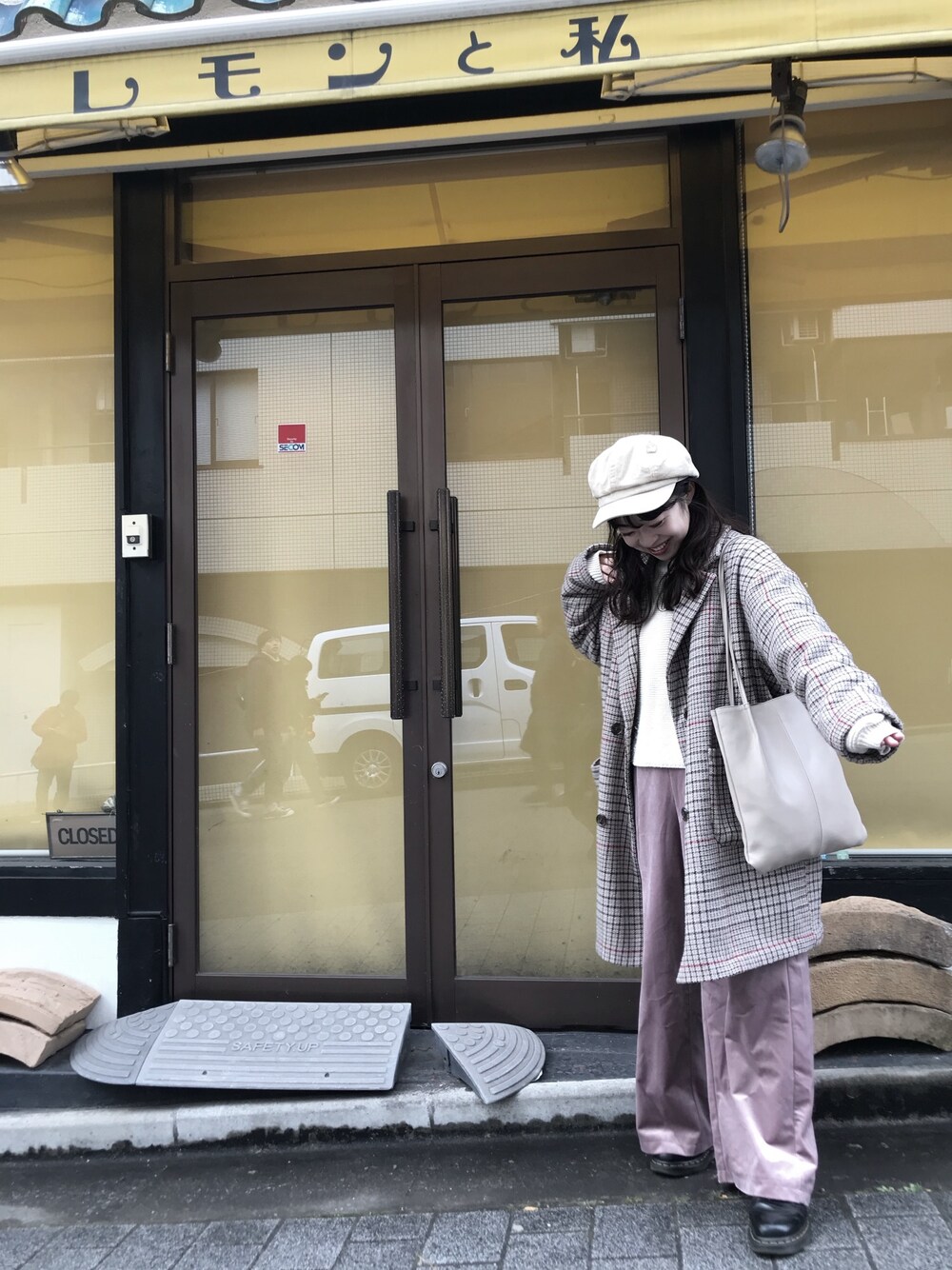 「カラーパンツ、GU、Heather、低身長コーデ」｜「Heatherのアイテム（チェスターコート、ベージュ系）」を使った、sakiさん（レディース・147cm）の冬コーディネートの1枚目の写真