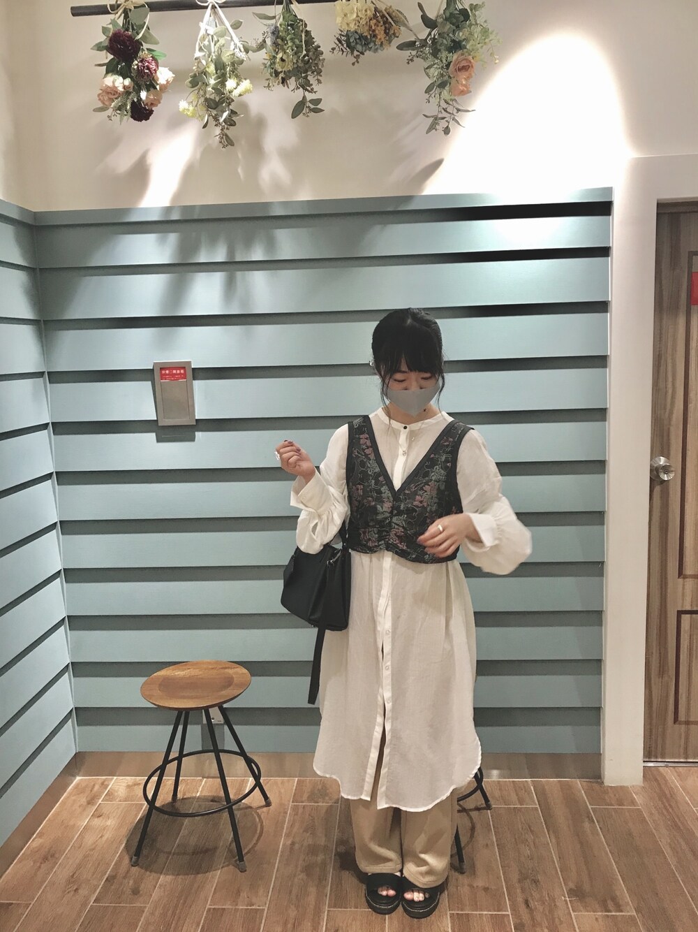 「mystic、KOBE LETTUCE、シャツワンピ、ビスチェ、低身長、おしゃれさんと繋がりたい、シャツスタイル、オトナカジュアル」｜「KOBE LETTUCEのバンドカラーガーゼシアーシャツ【WEARISTA田中亜希子さん×KOBE LETTUCEコラボ】（シャツ/ブラウス、ホワイト系）」を使った、sakiさん（レディース・147cm）の夏コーディネートの1枚目の写真