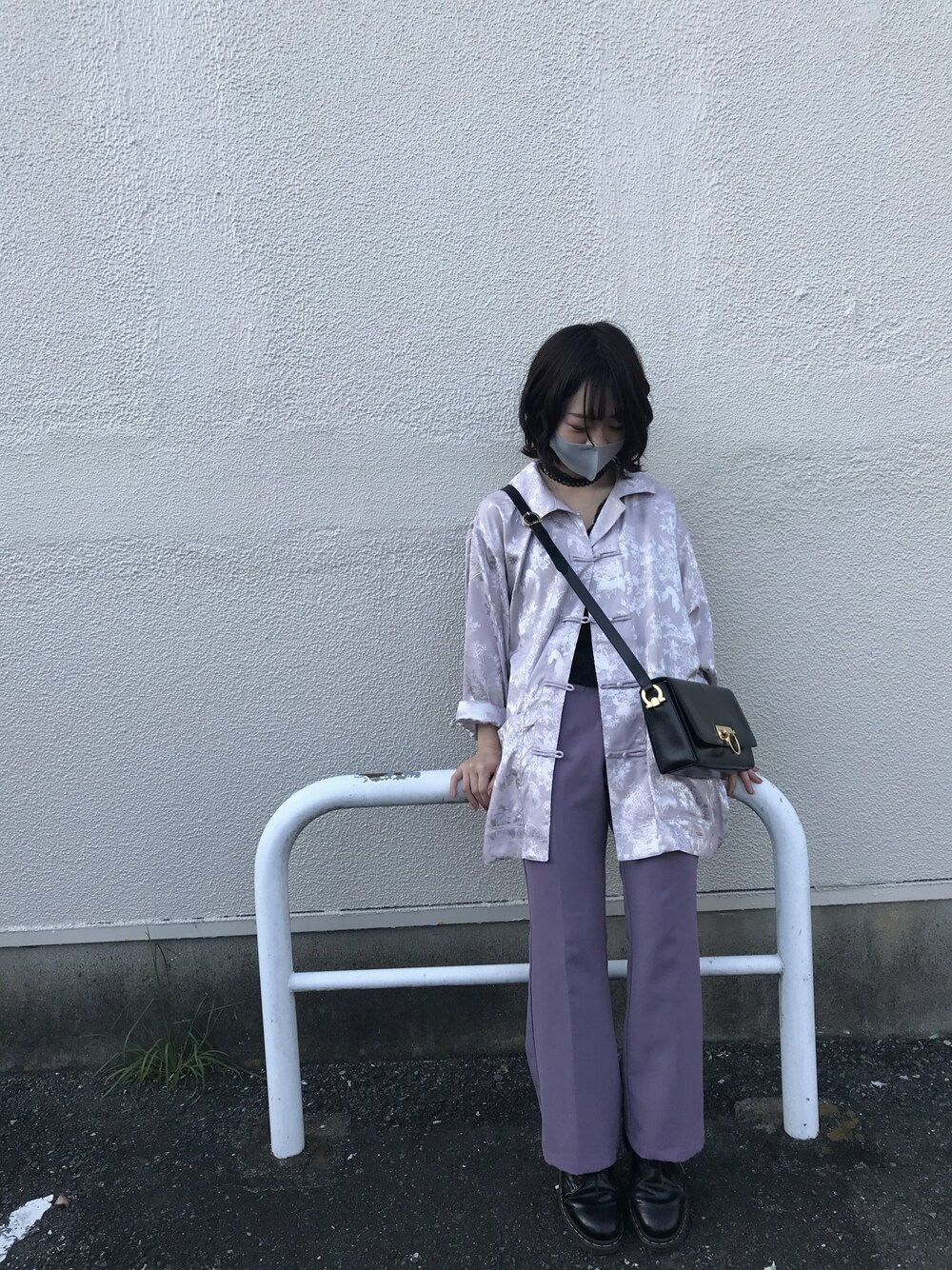 「チャイナシャツ、w closet、低身長コーデ、低身長、パープル、くすみカラー、サテン、ジャガード、ストリート、大人カジュアル」｜「w closetのアイテム（シャツ/ブラウス、パープル系）」を使った、sakiさん（レディース・147cm）の秋コーディネートの1枚目の写真