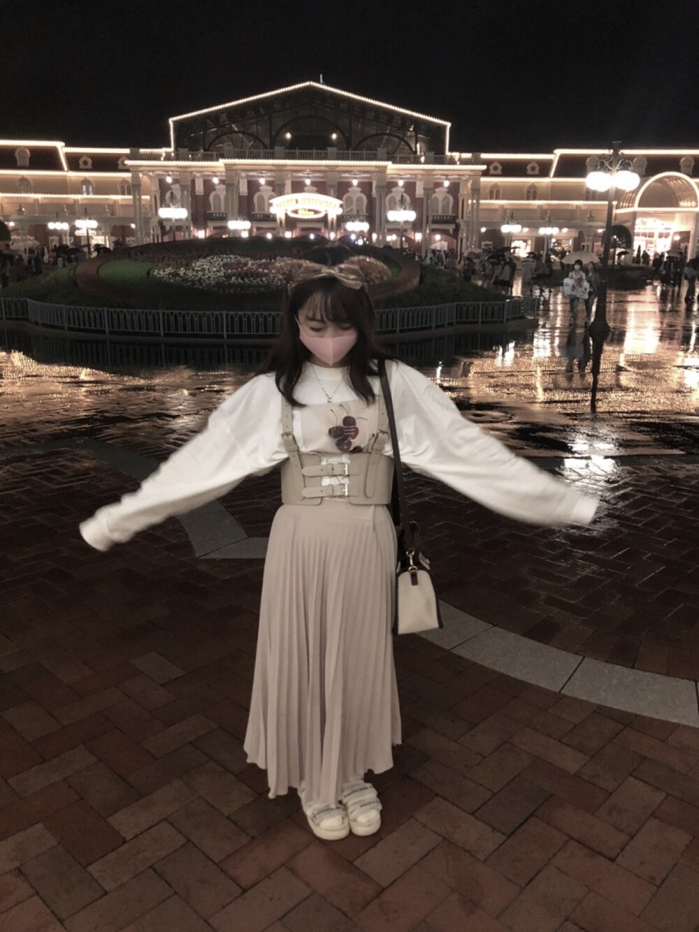 「ディズニーコーデ、mystic、beautiful people、apresjourmignon、低身長コーデ、カジュアルコーデ」｜「apres jour mignonのハーネスベルト【ZOZOTOWN限定アイテム】（ベルト、ベージュ系）」を使った、sakiさん（レディース・147cm）の冬コーディネートの1枚目の写真