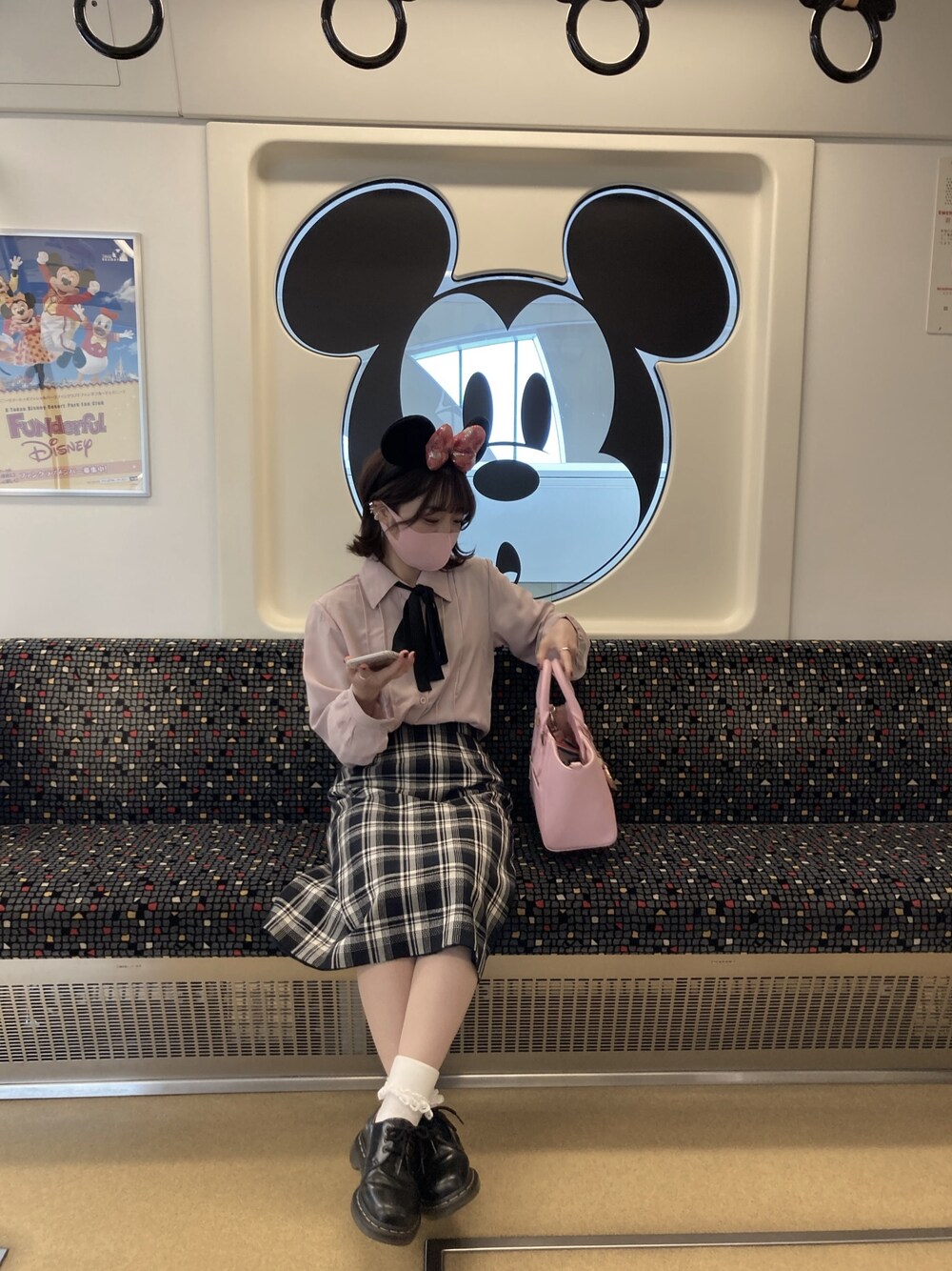 「ディズニー、ディズニーコーデ、ピンク、地雷、量産型、甘め、低身長」｜「BURBERRYのアイテム（スカート、ブラック系）」を使った、sakiさん（レディース・147cm）の冬コーディネートの1枚目の写真