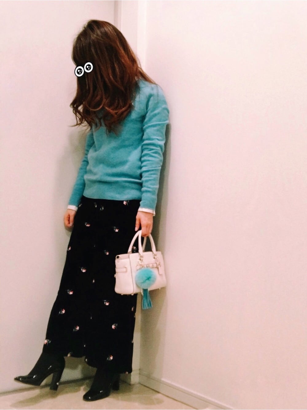 「Vネック、ワイドパンツ、ベロア、刺繍、パンプス、ショルダーバッグ、キレイめ、チビーズ✳︎」｜「UNIQLOのWOMEN カシミヤVネックセーター（長袖）（ニット/セーター、ブルー系）」を使った、ne-neさん（レディース・150cm）の冬コーディネートの1枚目の写真