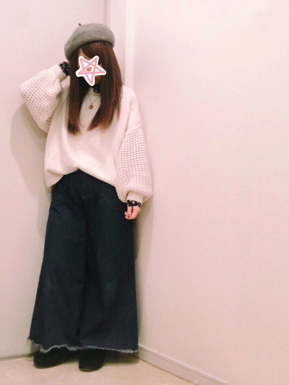 「ベレー帽、ニット、ボリュームニット、ブラウス、デニム、ワイドパンツ、ファーモカシン、シンプルコーデ、カジュアルコーデ、チビーズ✳︎」｜「AZUL by moussyのスリーブ編地切替クルーネックニットPO（ニット/セーター、ホワイト系）」を使った、ne-neさん（レディース・150cm）の冬コーディネートの1枚目の写真