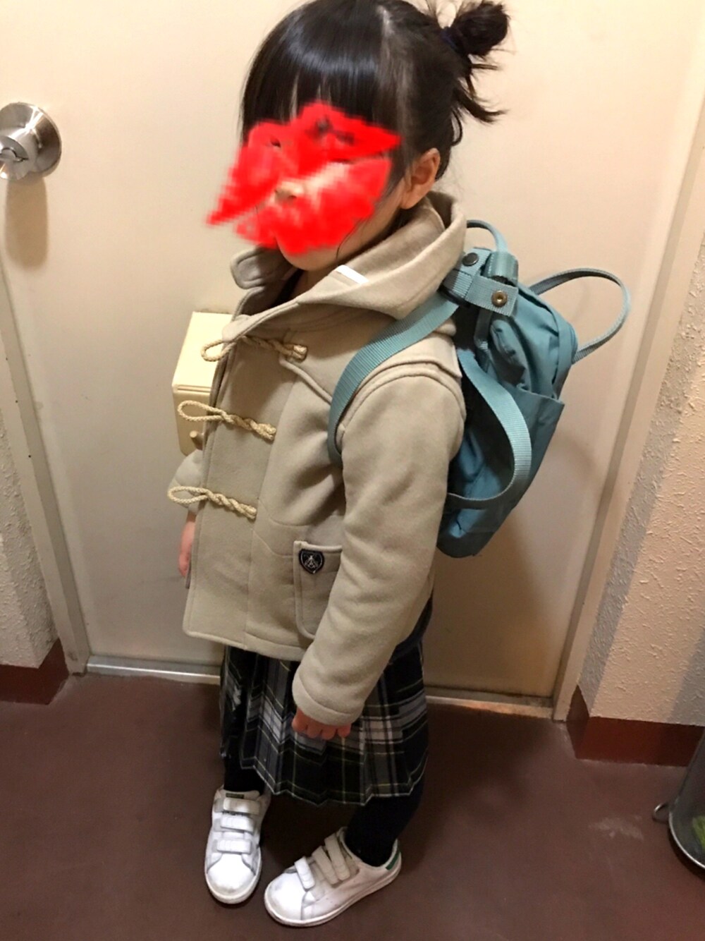 「キッズコーデ、キッズファッション、キッズ、プリーツスカート、ダッフルコート、冬コーデ」｜「ORCIVALの【ORCIVAL KIDS】キッズ ショートダッフルコート（ダッフルコート、ベージュ系）」を使った、えもさん（キッズ・110cm）の冬コーディネートの1枚目の写真