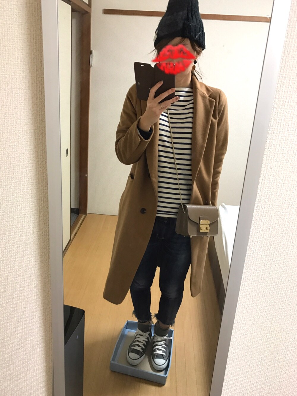 「カジュアル、カジュアルコーデ、セントジェームス、キャメルアウター、チェスターコート、デニム、デニムパンツ」｜「Spick & Spanのアイテム（チェスターコート、ブラウン系）」を使った、えもさん（レディース・165cm）の冬コーディネートの1枚目の写真