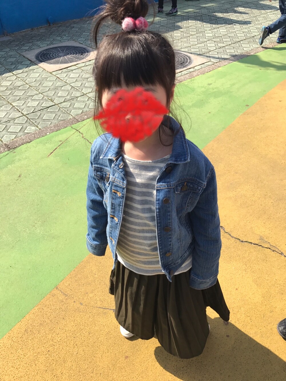 「キッズコーデ、キッズ、デニムジャケット、ボーダー、ガウチョパンツ、カジュアル、カジュアルコーデ、こどもコーデ」｜「フェリシモキッズのほおずりしたくなるやわふわ天じくのボーダーＴ＜キッズ＞（Tシャツ/カットソー、ホワイト系）」を使った、えもさん（キッズ・120cm）の春コーディネートの1枚目の写真