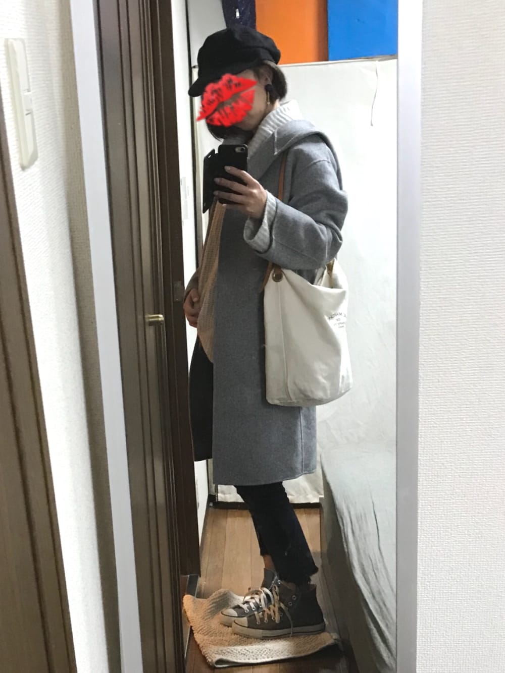 「カジュアル、カジュアルコーデ、冬、冬コーデ、秋冬、ニット、フードコート、オトナカジュアル、マリンキャップ、ootd」｜「LE MARCHE DE VIMPETS PRISの【VIMPETS】キャンバスショルダー（ショルダーバッグ、ホワイト系）」を使った、えもさん（レディース・165cm）の秋コーディネートの1枚目の写真