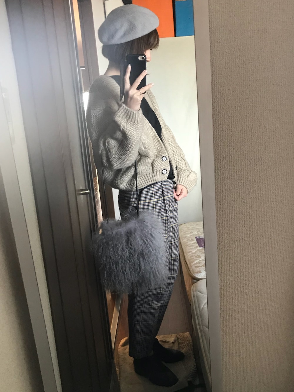 「オトナカジュアル、カジュアルコーデ、チェック、チェック柄パンツ、ベレー帽、ベレー帽推奨委員会、ファー小物、ootd、ざっくりニット、ざっくりニットカーディガン」｜「DHOLICのクロップドケーブルニットカーディガン（カーディガン/ボレロ、ベージュ系）」を使った、えもさん（レディース・165cm）の冬コーディネートの1枚目の写真