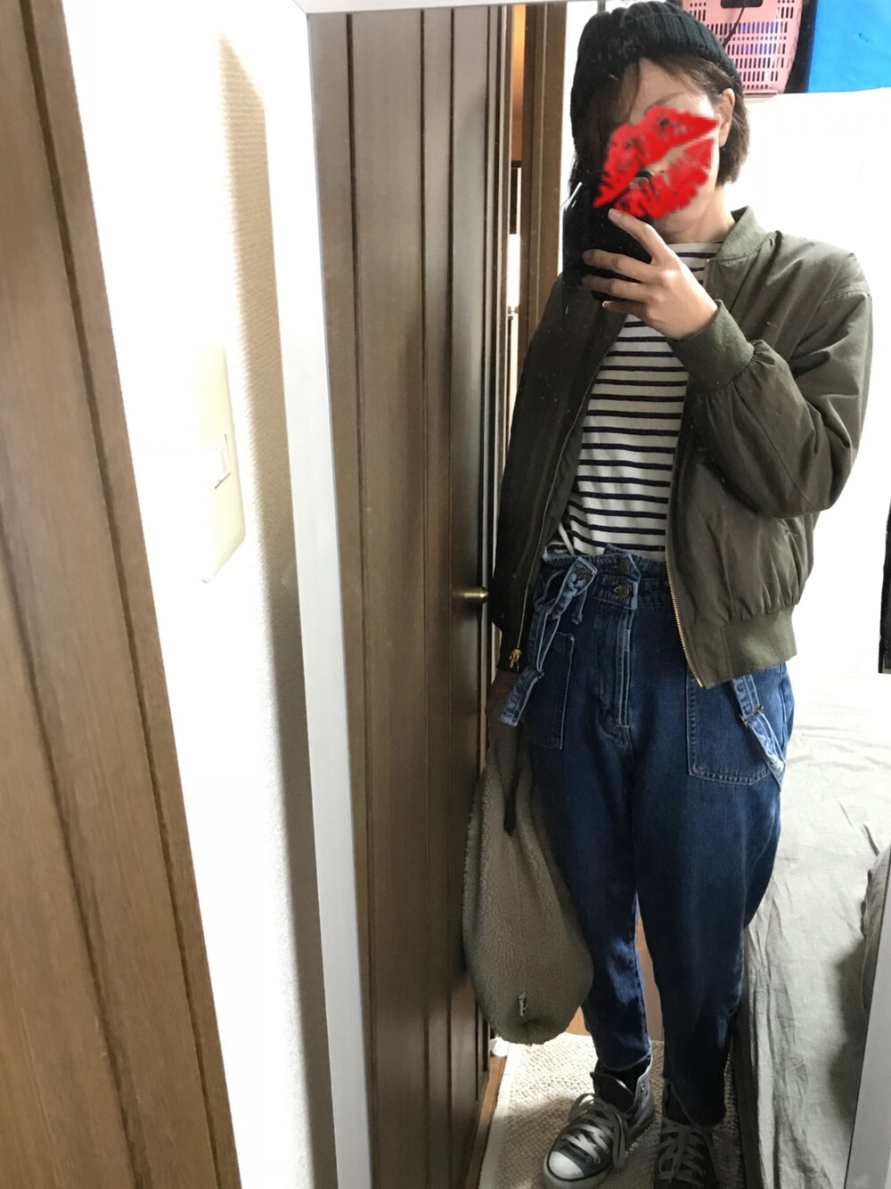 「カジュアル、サロペット、ゆるコーデ、春コーデ、ボーダー、MA-1、オトナカジュアル、ootd、雨の日コーデ、ニット帽」｜「VISのMA-1風リバーシブルブルゾン（MA-1、グリーン系）」を使った、えもさん（レディース・165cm）の冬コーディネートの1枚目の写真