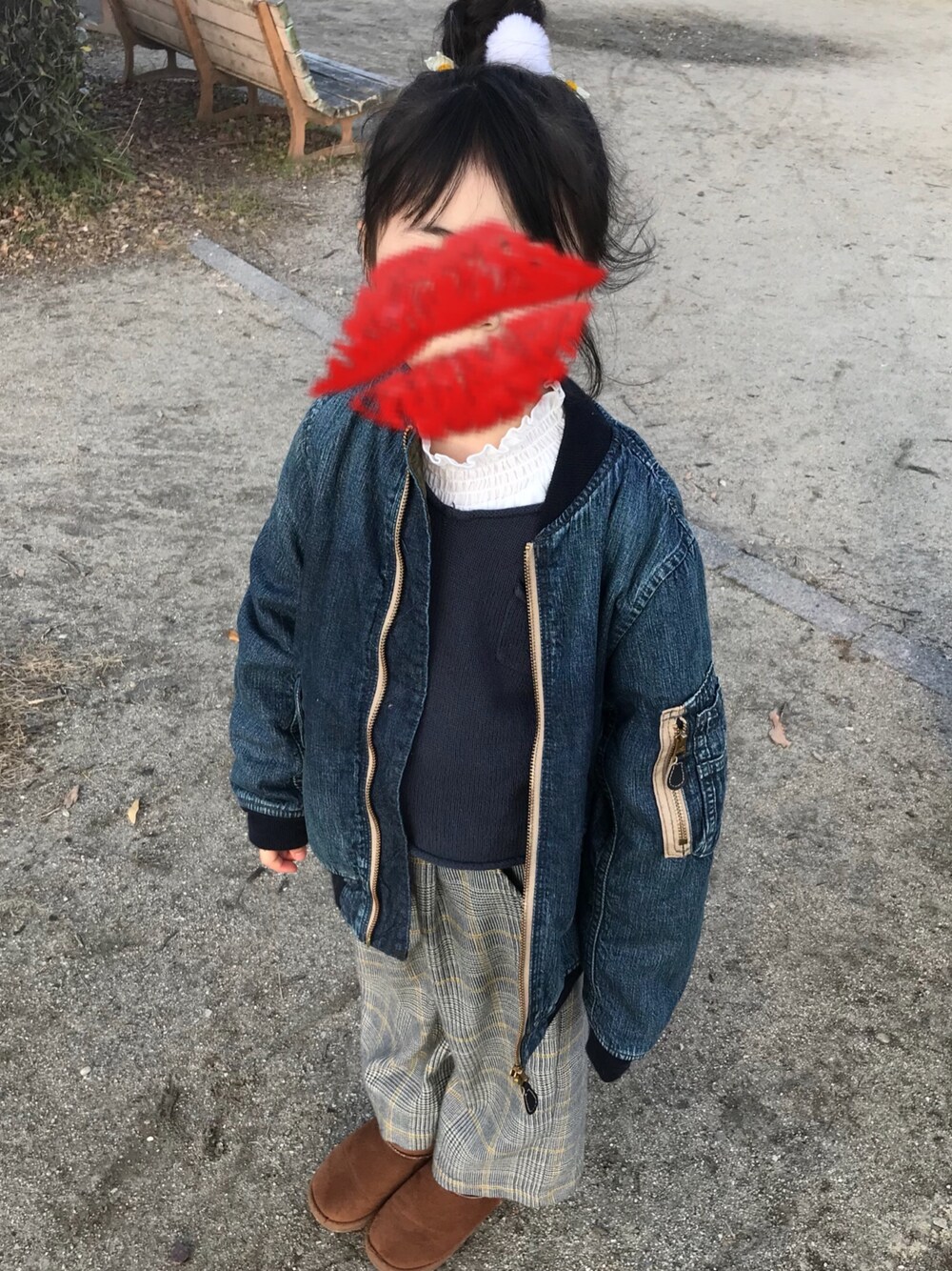 「親子コーデ、リンクコーデ、グレンチェック、グレンチェック柄パンツ、ootd、フリルブラウス、MA-1、ワイドパンツ、カジュアルコーデ、休日スタイル」｜「DENIM DUNGAREEのアイテム（MA-1、ブルー系）」を使った、えもさん（キッズ・120cm）の冬コーディネートの1枚目の写真