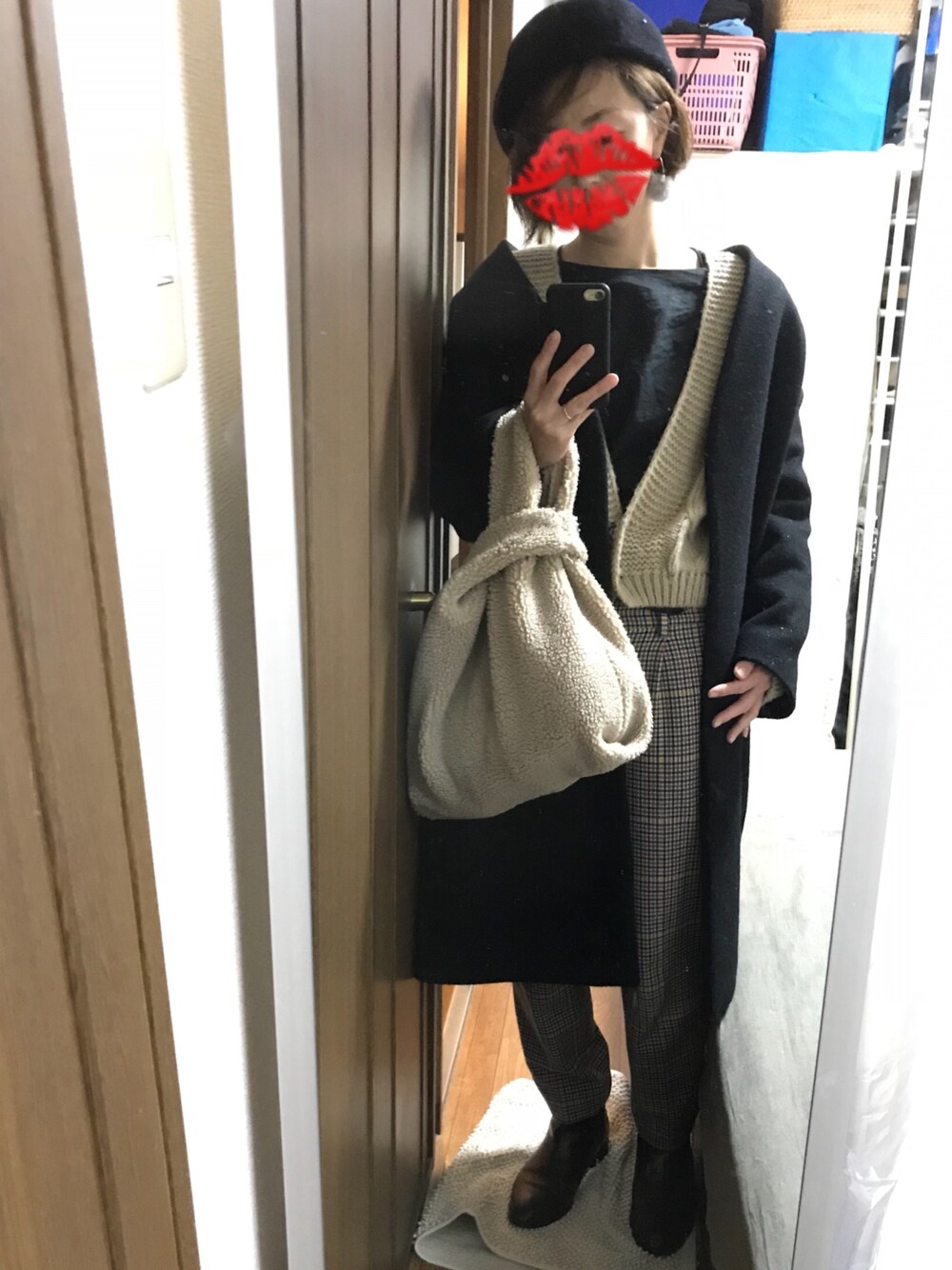 「大人カジュアル、冬コーデ、レイヤードスタイル、チェック、チェックパンツ、ノーカラーコート、ベレー帽、ボアバッグ、ootd、ベレー帽推奨委員会」｜「FRAMeWORKのT/R 両面起毛パンツ◆（その他パンツ、イエロー系）」を使った、えもさん（レディース・165cm）の冬コーディネートの1枚目の写真