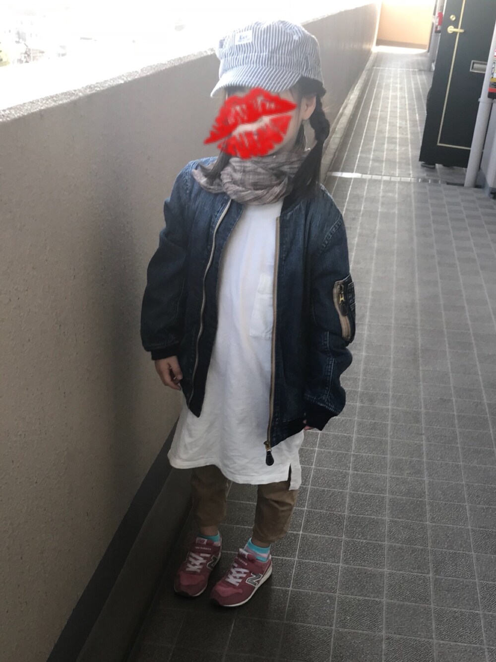 「カジュアルコーデ、春コーデ、MA-1、ビッグシルエット、白、スニーカー、デニム、ootd、春、公園スタイル」｜「DENIM DUNGAREEのアイテム（MA-1、ブルー系）」を使った、えもさん（キッズ・120cm）の冬コーディネートの1枚目の写真