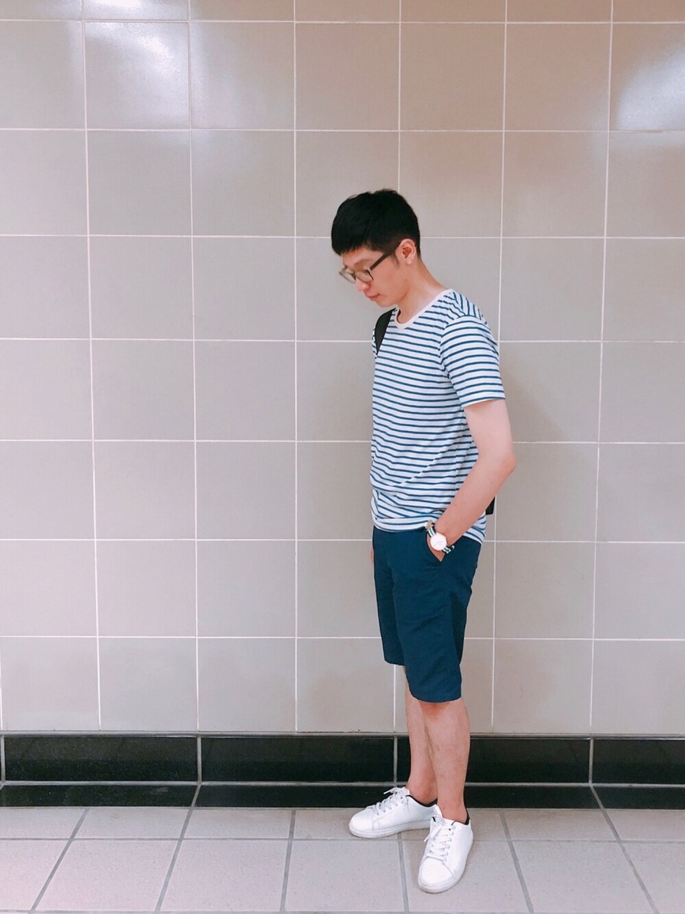 「藍色系、白鞋、我是搭黨」｜「5のアイテム（Tシャツ/カットソー、ブルー系）」を使った、哲北榮治さん（メンズ・175cm）の春コーディネートの1枚目の写真