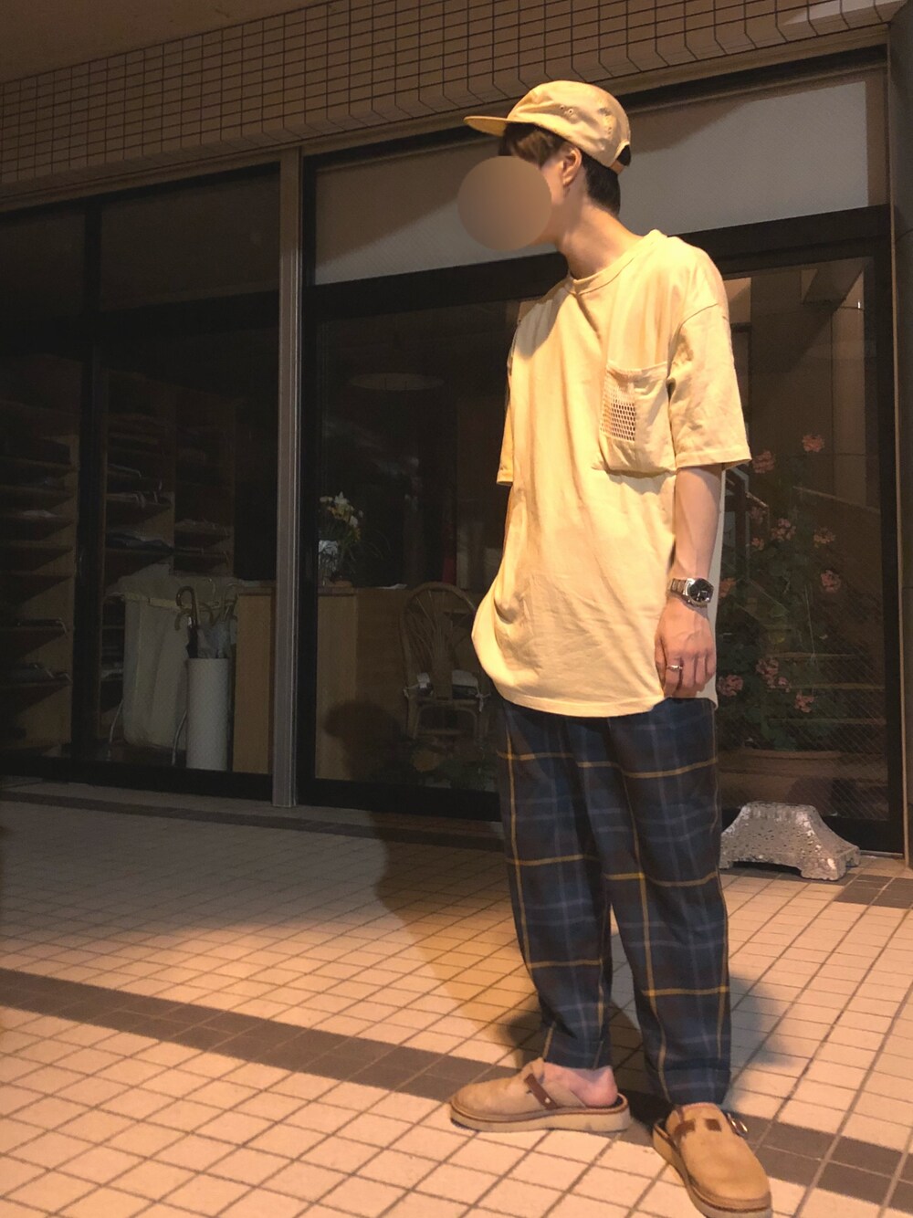 「美容師、ビックシルエット、ベージュコーデ、ゆるコーデ、チェックパンツ、キャップ、ラフ、エンダースキーマ、ヴィヴィアンウエストウッド、夜のスナップ」｜「GARDEN TOKYOのHender Scheme/エンダースキーマ/nylon jet cap/ナイロン ジェット キャップ（キャップ、ベージュ系）」を使った、TATSUYAさん（メンズ・170cm）の夏コーディネートの1枚目の写真