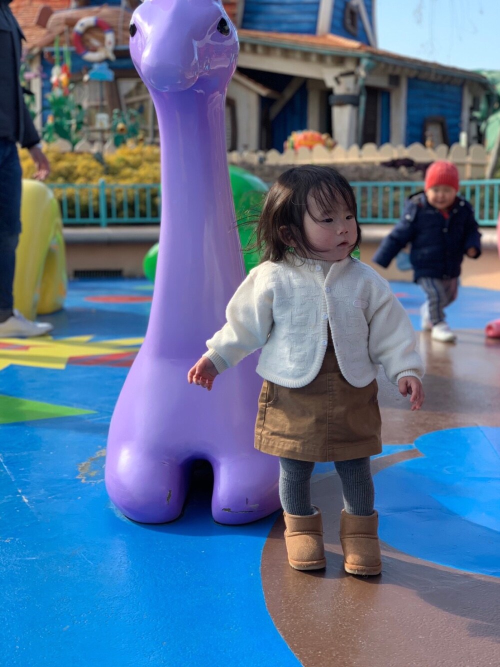 「1歳6ヶ月、1歳、ディズニーランド、CAMECHATTO&CLOSET、ampersand、わたしのおさがりカーディガン、おんなのこ」｜「COMECHATTO&CLOSETのアイテム（オールインワン・サロペット、ブラウン系）」を使った、harusukeさん（キッズ・80cm）の冬コーディネートの1枚目の写真