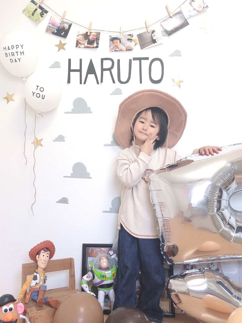 「バースデーフォト、誕生日、5歳、chaopanic typy、トイストーリー、部屋撮り、fashion、シンプルコーデ、5歳男の子」｜「CIAOPANIC TYPYのあったかリブタートルTee（Tシャツ/カットソー、ホワイト系）」を使った、harusukeさん（キッズ・100cm）の春コーディネートの1枚目の写真