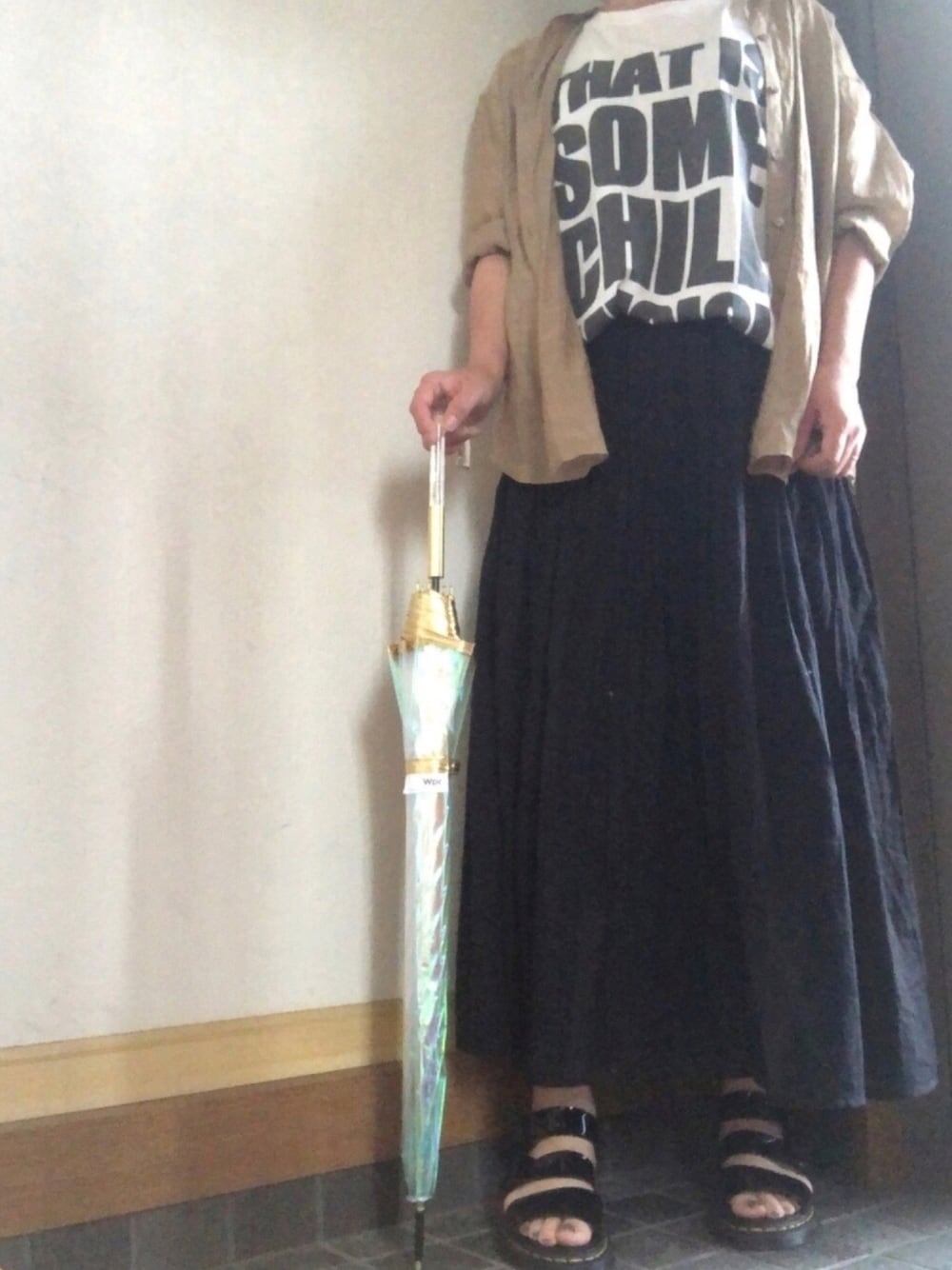 「オーロラ傘、オトナカジュアル、お洒落さんとつながりたい、サンダルコーデ、高身長女子、ロゴT」｜「Dr. MartensのDr.Martens/ドクターマーチン GRYPHON BRANDO PATENT/グリフォンブランド パテント（ストラップサンダル）（サンダル、ブラック系）」を使った、こりんさん（レディース・168cm）の春コーディネートの1枚目の写真