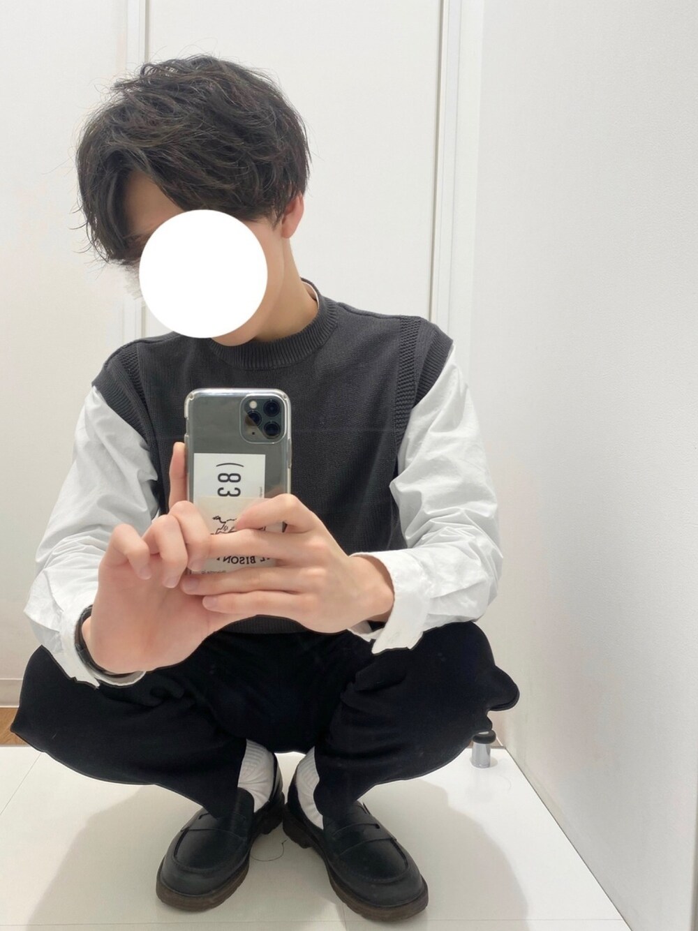 パープル系のトップス、ホワイト系のシャツ/ブラウス、ブラック系のパンツを着用したメンズの春コーディネートの1枚目の写真