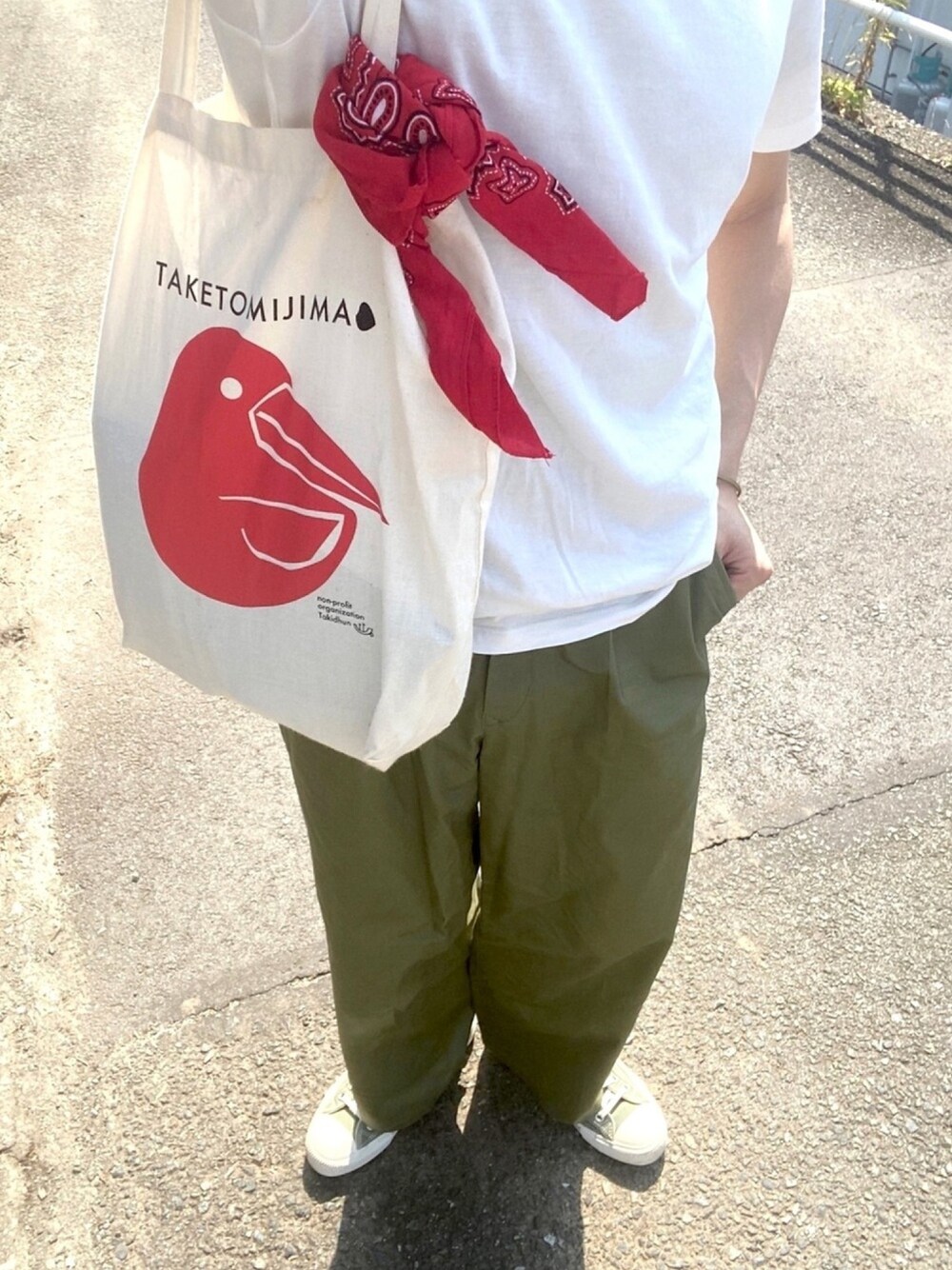 ホワイト系のTシャツ/カットソー、グリーン系のその他パンツ、グリーン系のスニーカーを着用したメンズの夏コーディネートの1枚目の写真