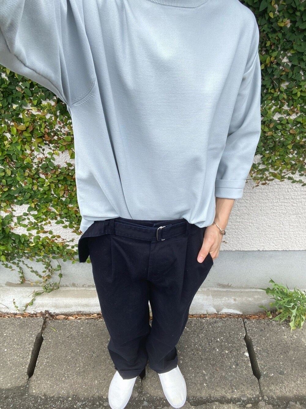 「今日のコーデ、ライトグレー、LAKOLE、スリッポン、おしゃれさんと繋がりたい、オーバーサイズ、タックイン、VANS、チノパン、ワイドパンツ」｜「LAKOLEの天竺クロップドスリーブニット / LAKOLE（ニット/セーター、グレー系）」を使った、MiTsuさん（メンズ・165cm）の秋コーディネートの1枚目の写真