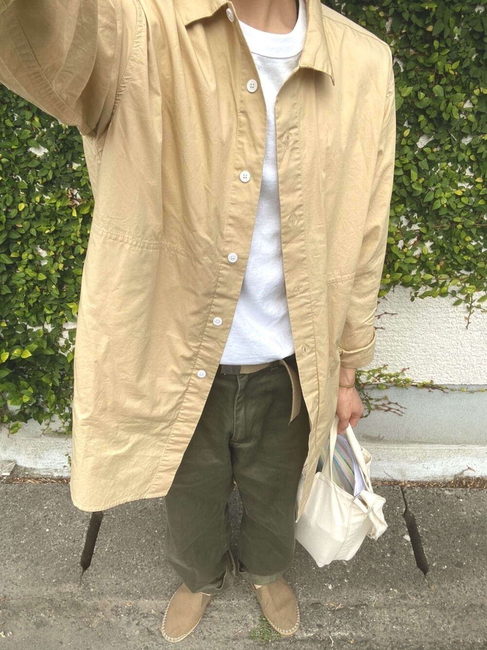 「オーバーサイズ、カジュアル、カーキ、おしゃれさんと繋がりたい、秋のコーデ、ストリート、ワイドパンツ、プチプラコーデ、LEE、シャツスタイル」｜「UNIQLOのエアリズムコットンオーバーサイズTシャツ（5分袖）（Tシャツ/カットソー、ホワイト系）」を使った、MiTsuさん（メンズ・165cm）の秋コーディネートの1枚目の写真