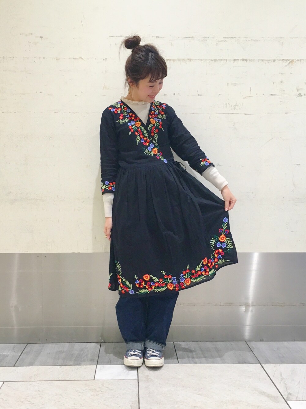 「Ray BEAMS、BEAMS BOY、BEAMS、orslow、converse、刺繍、デニム、大人カジュアル、カジュアル、はるコーデ」｜「BEAMS BOYのtrepied / 刺繍 カシュクール ワンピース（ワンピース、ブラック系）」を使った、takita mikiさん（レディース・154cm）の春コーディネートの1枚目の写真