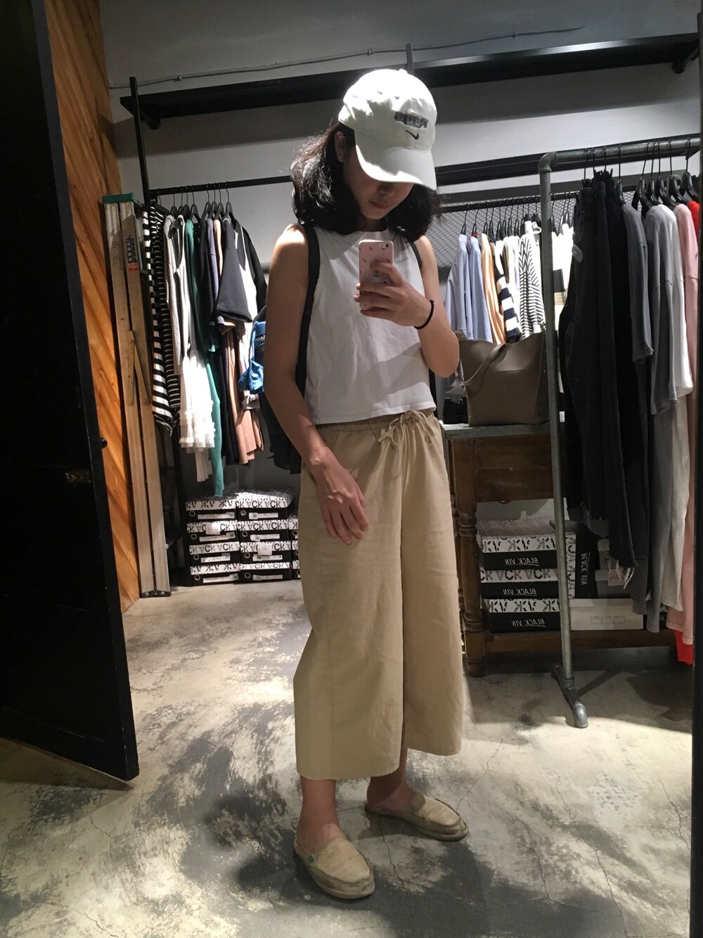 「夏コーデ、summer、度假、簡單、ともだち」｜「MEIER.Qのアイテム（Tシャツ/カットソー、ホワイト系）」を使った、KACHIさん（レディース・157cm）の春コーディネートの1枚目の写真