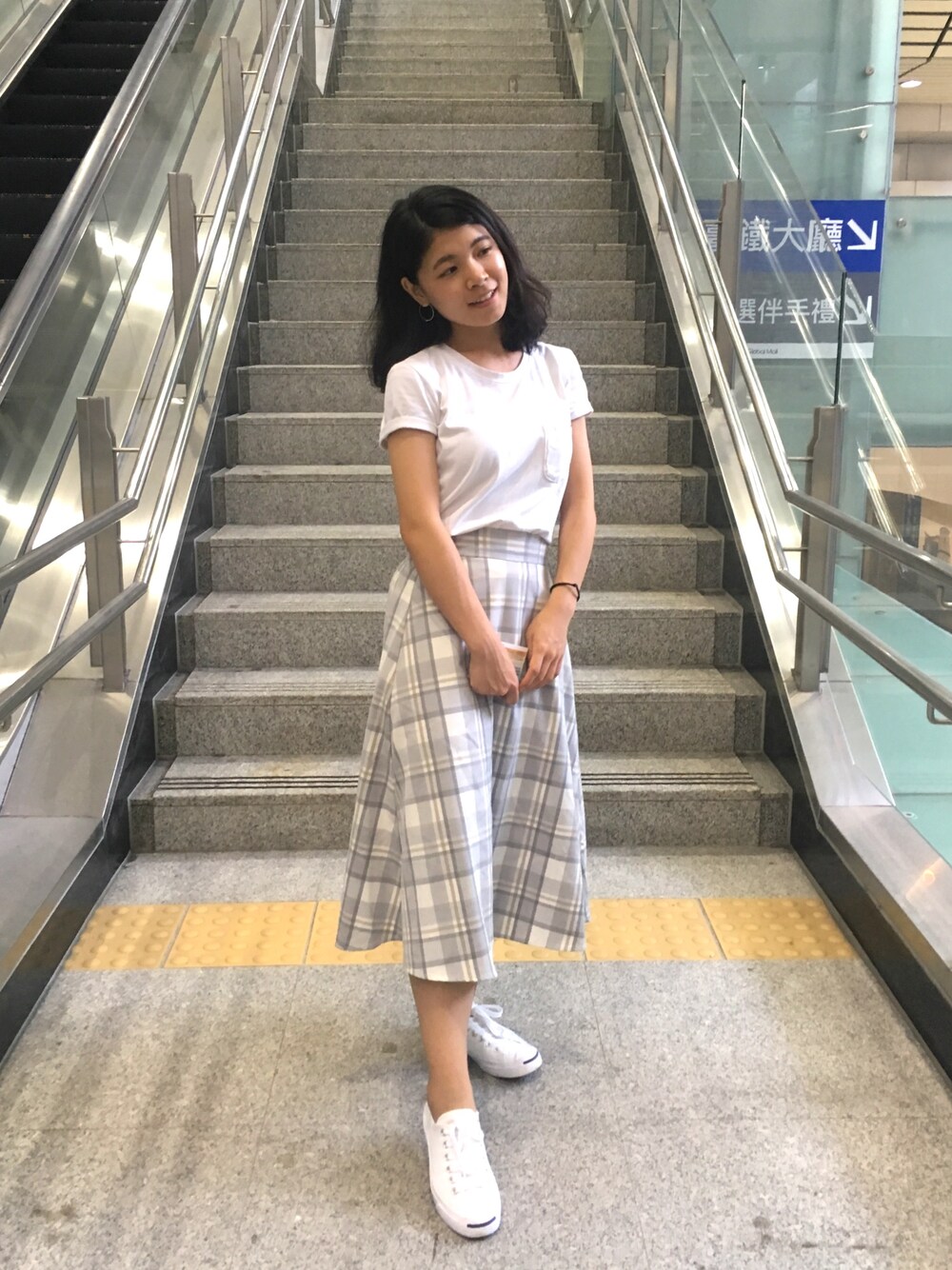 「graduation、casual、午後、休閒、卒業式」｜「GUのアイテム（スカート、グレー系）」を使った、KACHIさん（レディース・157cm）の夏コーディネートの1枚目の写真
