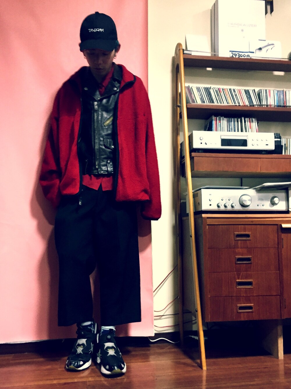 「春コーデ、美容師、WOOLRICH、ウールリッチ、フリース、七分袖、ポンプフューリー、pompfury、赤×赤、キャップ」｜「WOOLRICHのアイテム（パーカー、レッド系）」を使った、鬼澤駿天【boucle】さん（メンズ・172cm）の春コーディネートの1枚目の写真