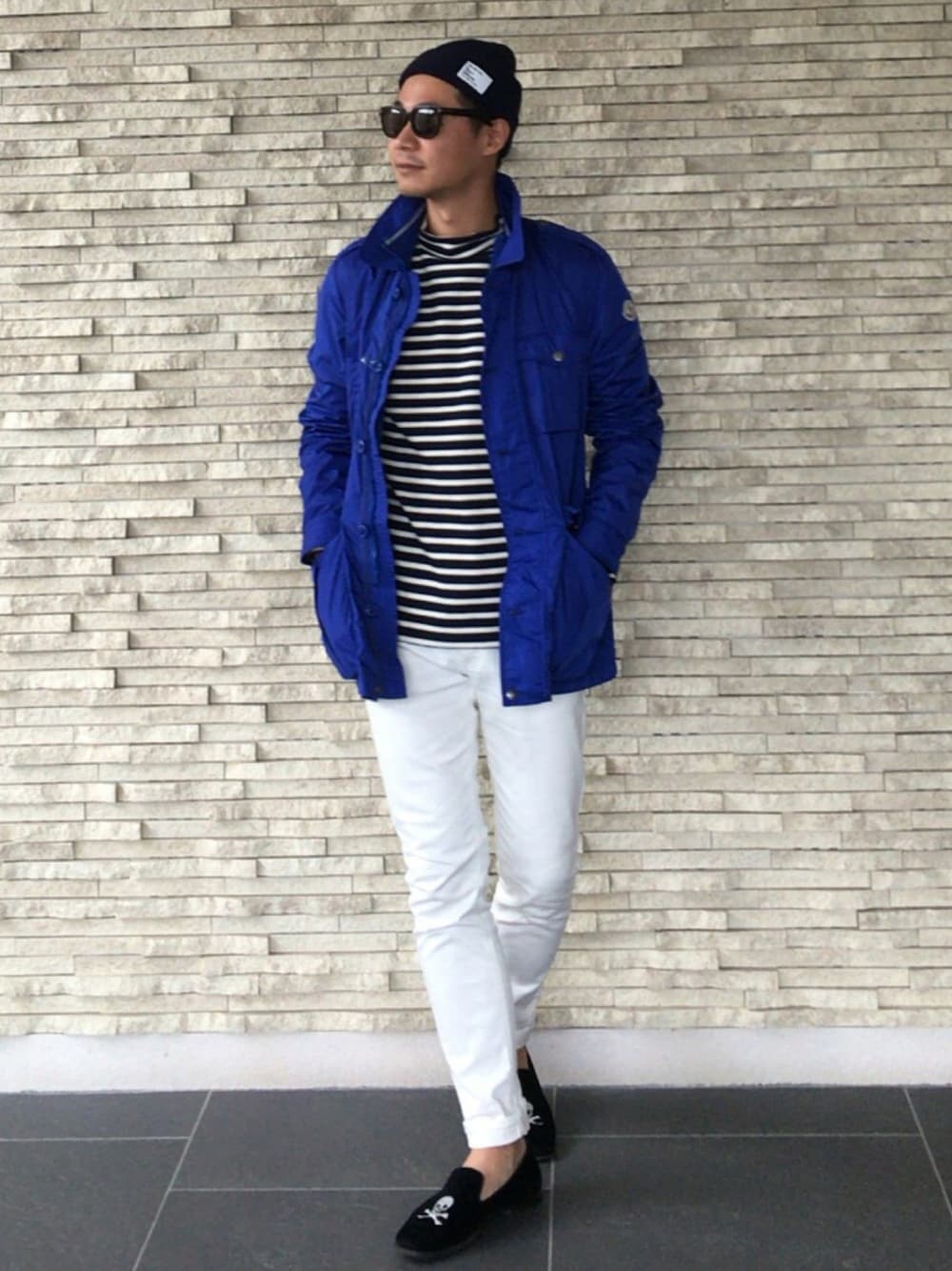 ブラック系のシューズ、ホワイト系のデニムパンツ、ブルー系のTシャツ/カットソーを着用したメンズの冬コーディネートの1枚目の写真