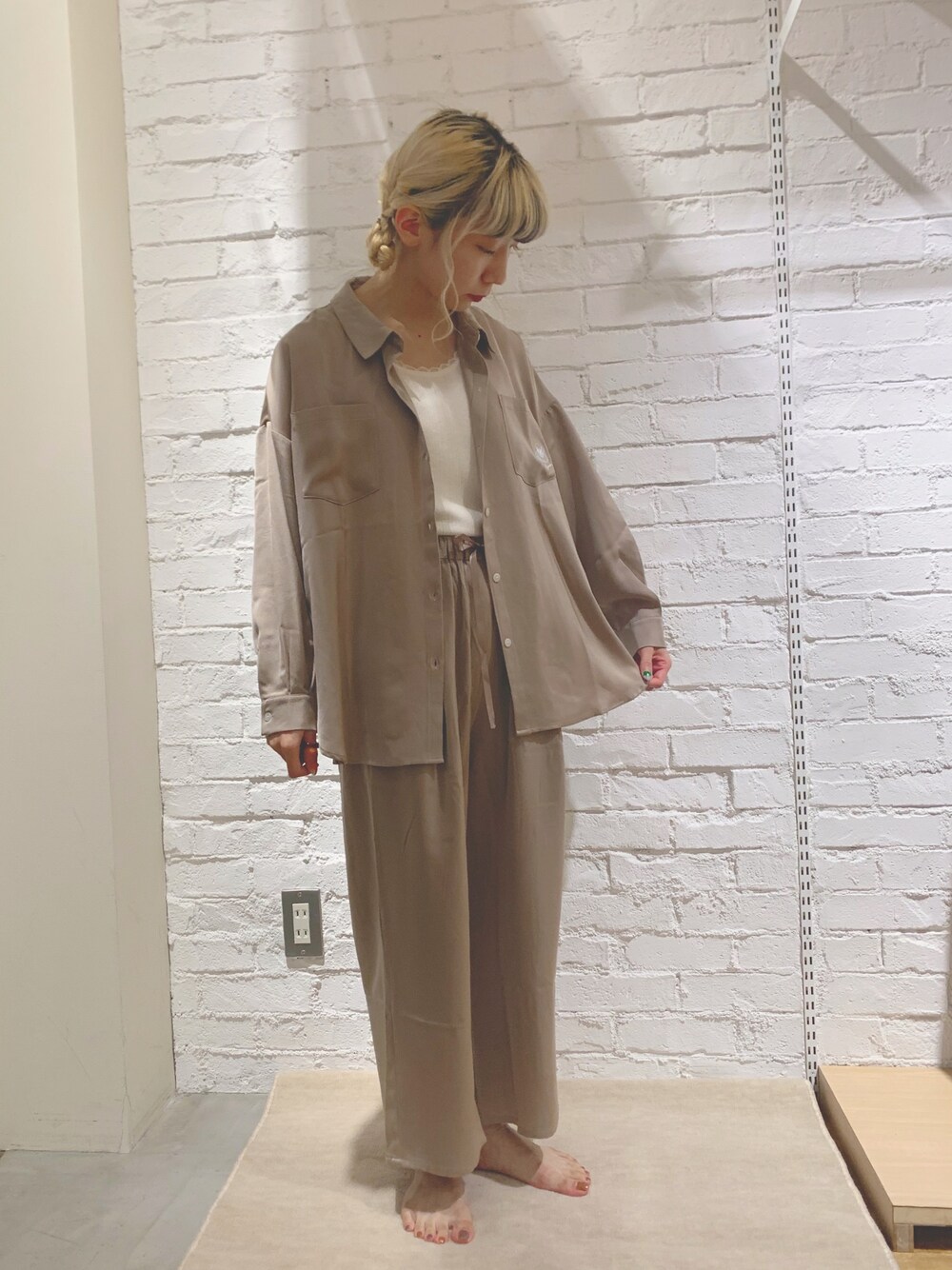 「秋服、スタッフセンバツ、ルームウェア、パジャマ、ブラウン、おうちファッション、おうち時間、グルニエ、サマンサ モスモス(Samansa Mos2)、SM2」｜「Et grenier by Samansa Mos2のサテン刺繍入りオーバーシャツ（ルームウェア/パジャマ、ブラウン系）」を使った、kaniさん（レディース・155cm）の秋コーディネートの1枚目の写真