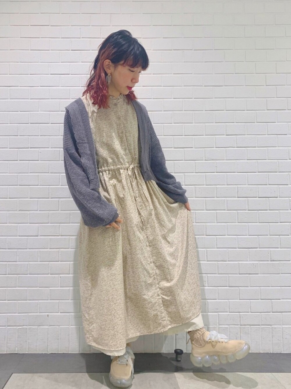 ホワイト系のワンピース、ホワイト系のその他パンツ、ベージュ系のシューズを着用したレディースの春コーディネートの1枚目の写真