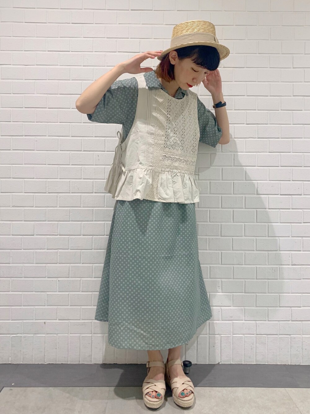「ワンピース、着回しコーデ、カンカン帽、厚底サンダル、ベスト、レイヤードスタイル、低身長、夏コーデ、SM2、サマンサ モスモス(Samansa Mos2)」｜「ehka sopoのカンカン帽（ハット、ベージュ系）」を使った、kaniさん（レディース・155cm）の夏コーディネートの1枚目の写真