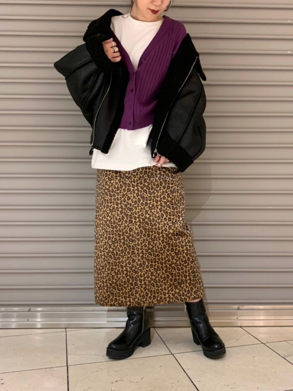 「JEANASiS、冬コーデ、カジュアル、レオパード、パープル、アウター、大人カジュアル、スカート、ブラック、ショートブーツ」｜「JEANASISのロングペンシルレオパードスカート/815160（スカート、ブラウン系）」を使った、ミユキさん（レディース・158cm）の冬コーディネートの1枚目の写真