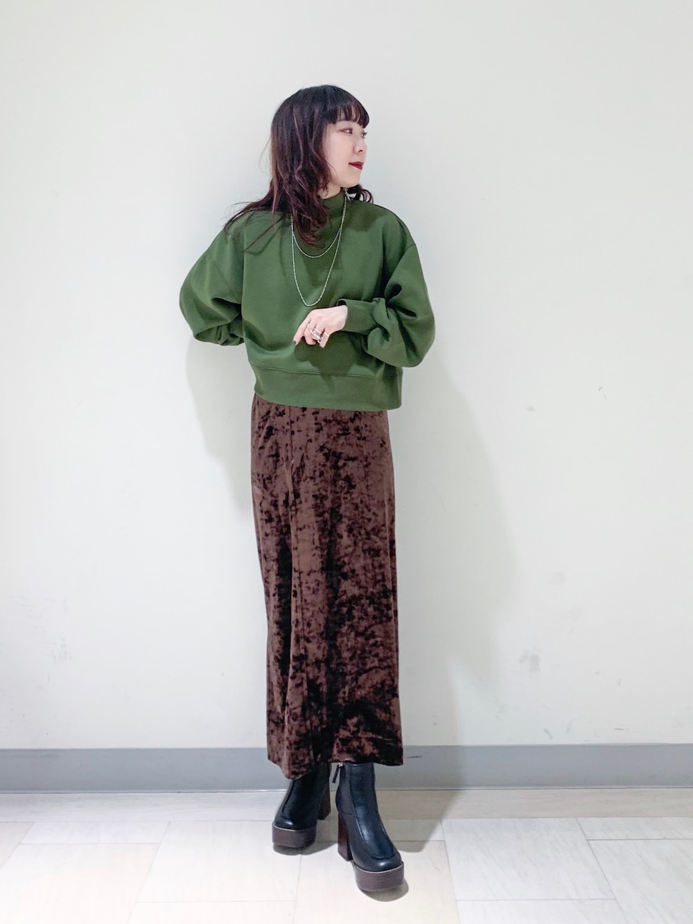 「JEANASiS、ジーナシス、秋のコーデ、ボリューム袖、タイトスカート、ベロア、秋コーデ、ブラウン、スウェット、スカート」｜「JEANASISのダンボールモックネックショートプルオーバー/924748（スウェット、グリーン系）」を使った、ミユキさん（レディース・158cm）の秋コーディネートの1枚目の写真