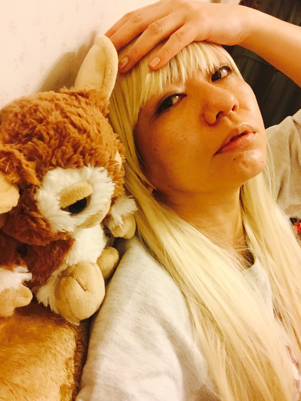 「ウイッグ、お部屋、秋の夜長」｜「no brandのアイテム（ウィッグ、ゴールド系）」を使った、みーにゃさん（レディース・159cm）の秋コーディネートの1枚目の写真