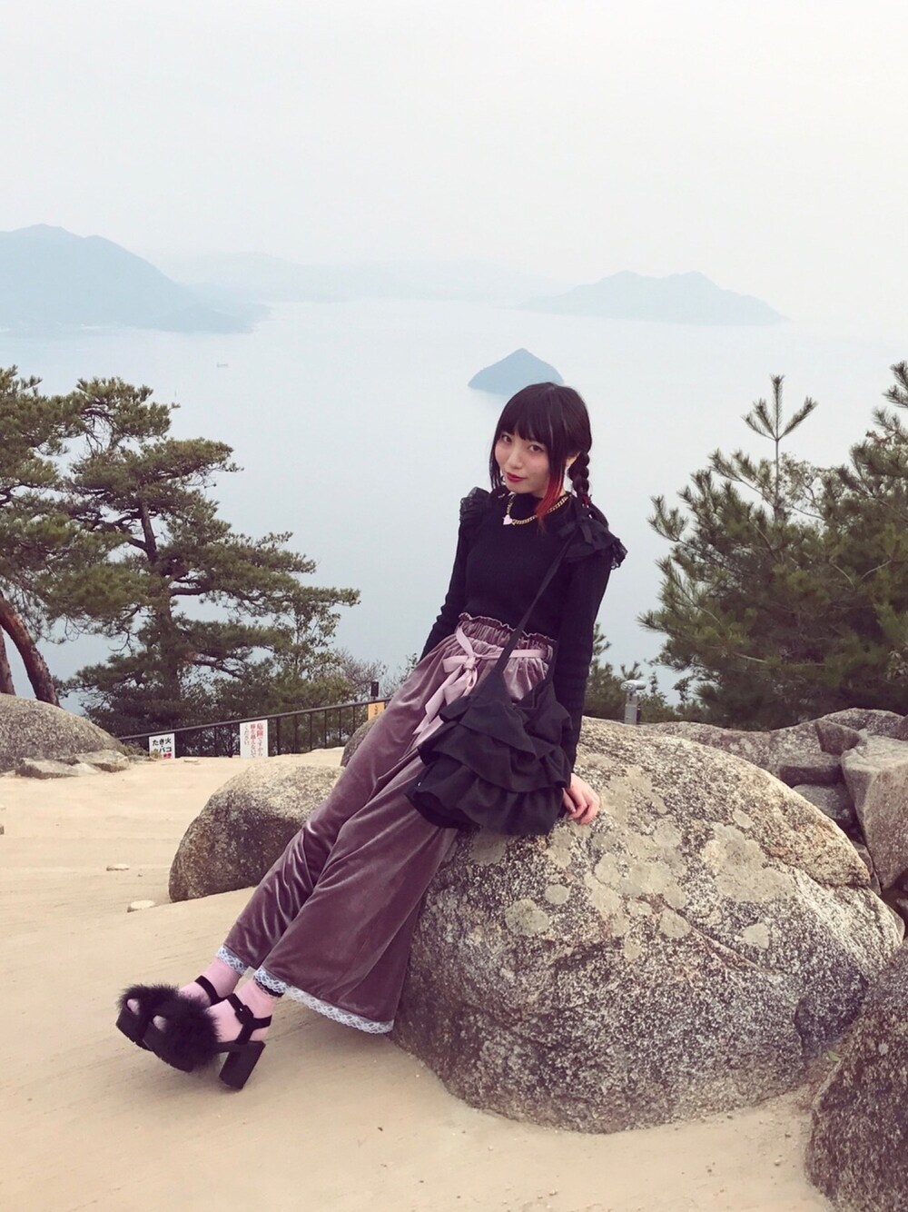 「オトナカジュアル、パンツスタイル、カジュアルコーデ、ブラック、BonBon、BUBBLES、honey mi honey、secret honey、宮島、厳島神社」｜「Secret Honeyのフリルショルダーハイネックニット（ニット/セーター、ブラック系）」を使った、あいりんさん（レディース・164cm）の冬コーディネートの1枚目の写真