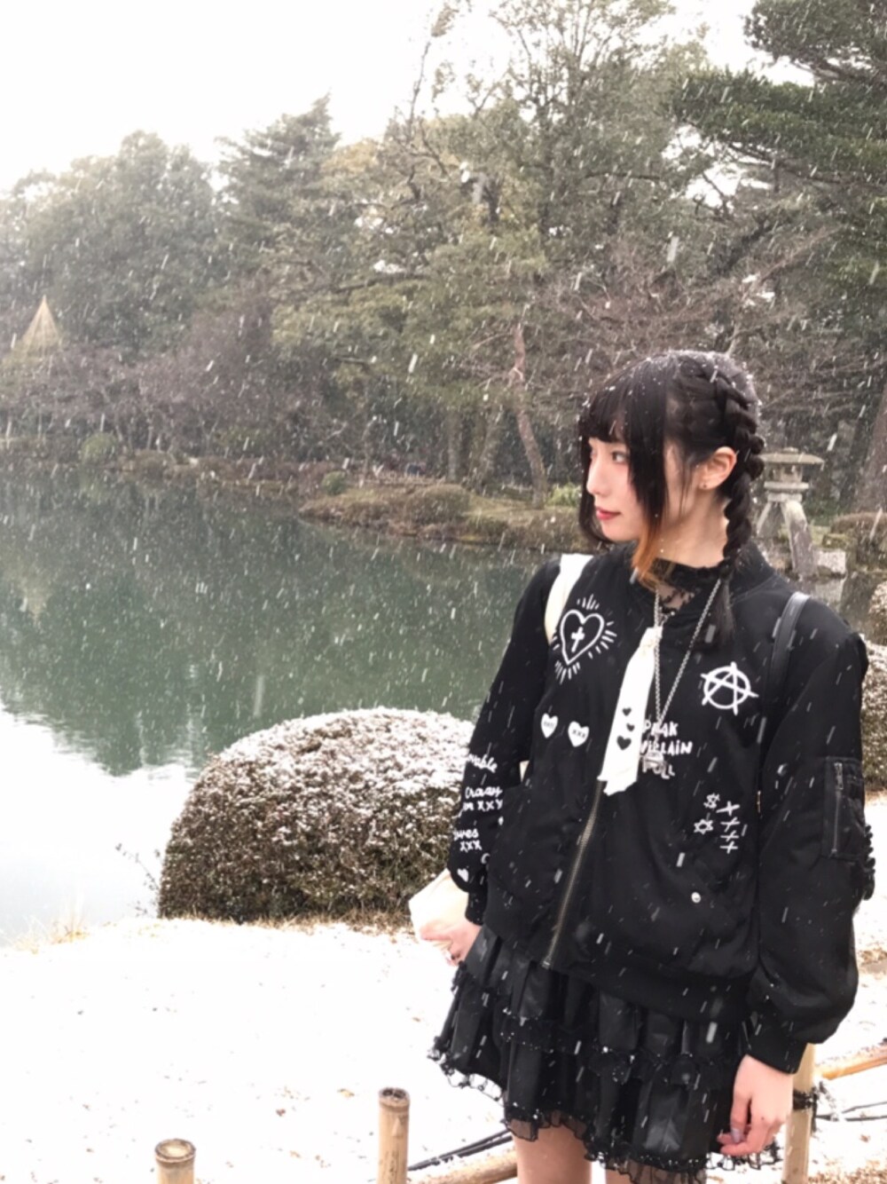 「春、はるコーデ、黒、BonBon、Candy Stripper、オトナカジュアル、Vivienne Westwood、ブラック、雪」｜「Candy StripperのLAVABLE CANDY MA-1（ブルゾン、ブラック系）」を使った、あいりんさん（レディース・164cm）の冬コーディネートの1枚目の写真