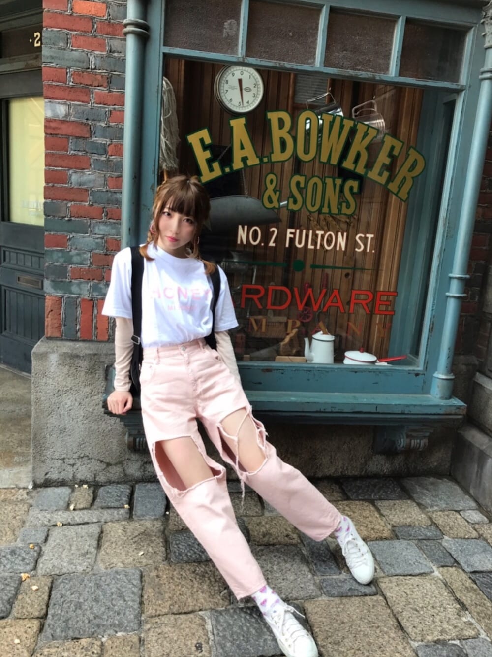 「大人カジュアル、春、ブラック、パンツスタイル、ダメージジーンズ、honey mi honey、ユニバ、卒業旅行」｜「HONEY MI HONEYのアイテム（Tシャツ/カットソー、ホワイト系）」を使った、あいりんさん（レディース・164cm）の春コーディネートの1枚目の写真