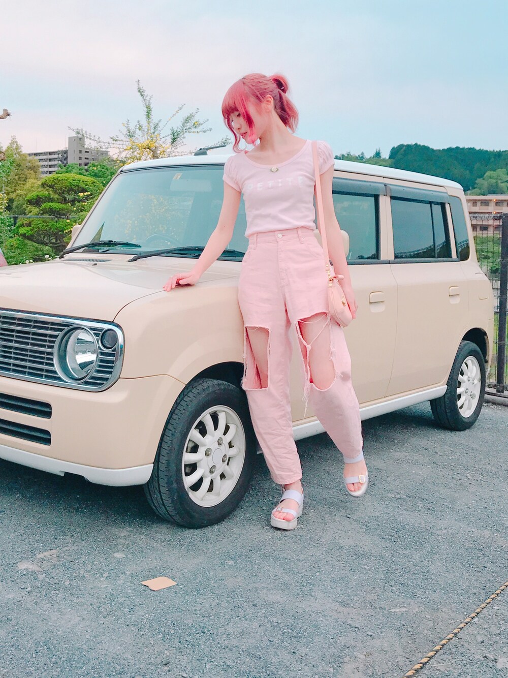 「カジュアルコーデ、ＧＷ、はるコーデ、デニムパンツ、ピンク、ダメージジーンズ、honey mi honey、katie、BonBon、milk」｜「HONEY MI HONEYのアイテム（その他パンツ、ピンク系）」を使った、あいりんさん（レディース・164cm）の春コーディネートの1枚目の写真