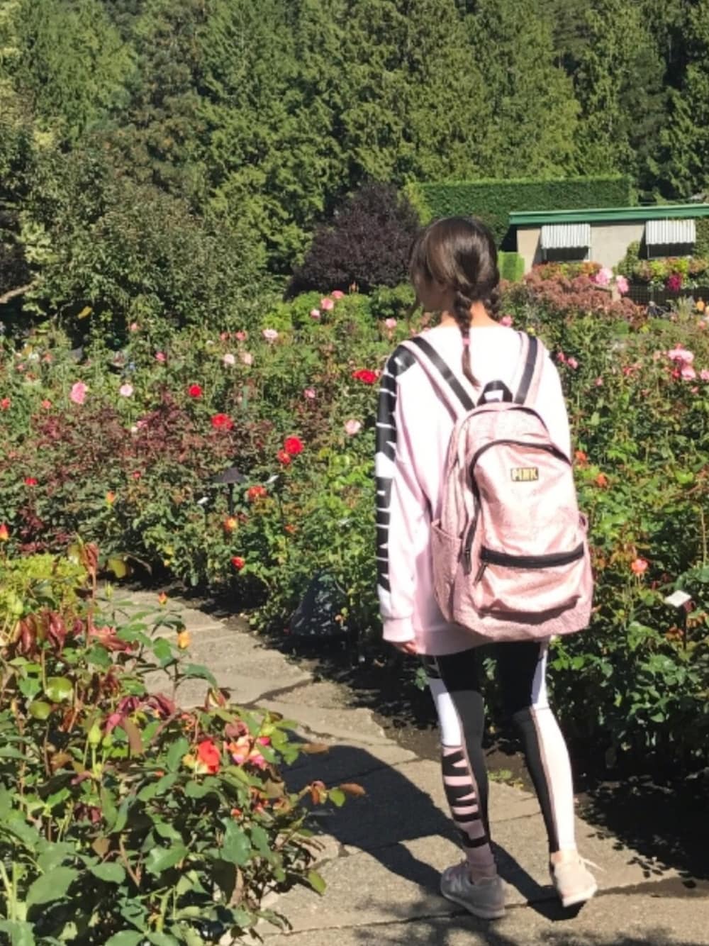 「カジュアルコーデ、Victoria's Secret、pink、ピンクコーデ」｜「NEW BALANCEのレディース New Balance ニューバランス WR996UGB 17SS ABC-MART限定 *GRAY/PINK(UGB)（スニーカー、グレー系）」を使った、あいりんさん（レディース・164cm）の秋コーディネートの1枚目の写真