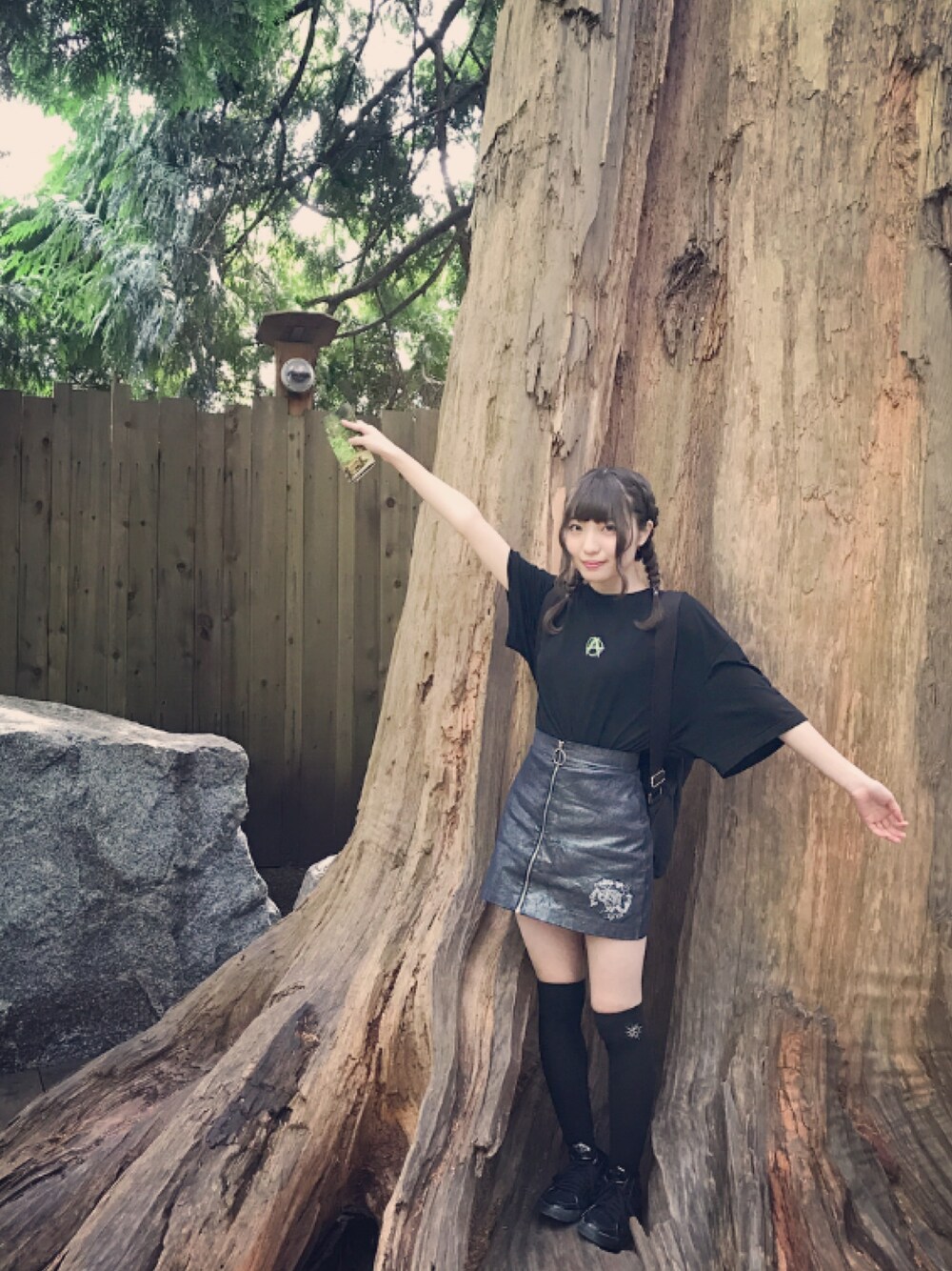 「黒、XU、never mind the XU、森、forest、Chiiiky」｜「M.O.Aのアイテム（Tシャツ/カットソー、ブラック系）」を使った、あいりんさん（レディース・164cm）の秋コーディネートの1枚目の写真