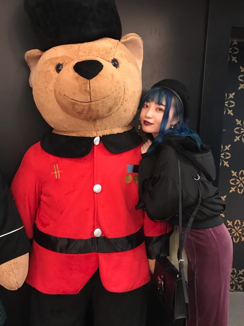 「おしゃれさんと繋がりたい、休日スタイル、黒、LONDON、ベレー帽、Vivienne Westwood」｜「Vivienne Westwoodのアイテム（ハンチング/ベレー帽、ブラック系）」を使った、あいりんさん（レディース・164cm）の春コーディネートの1枚目の写真