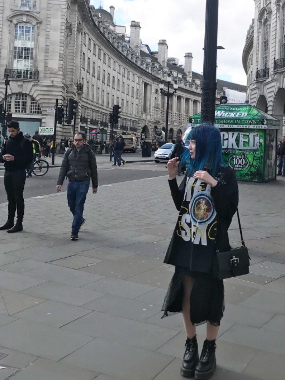 「カジュアルコーデ、Vivienne Westwood、大人ガーリー、スカート」｜「Vivienne Westwoodのアイテム（Tシャツ/カットソー、ブラック系）」を使った、あいりんさん（レディース・164cm）の春コーディネートの1枚目の写真