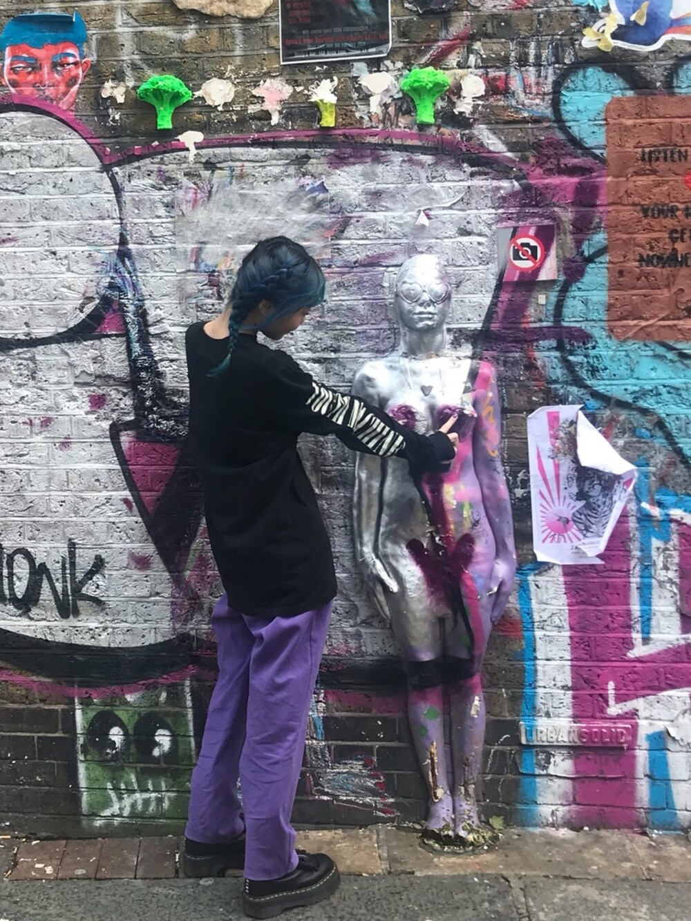 「ストリート」｜「youthmachineのアイテム（Tシャツ/カットソー、ブラック系）」を使った、あいりんさん（レディース・164cm）の春コーディネートの1枚目の写真