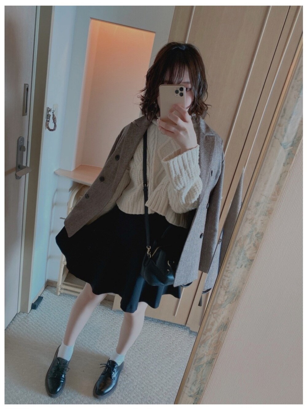 ホワイト系のニット/セーターを着用したレディースの冬コーディネートの1枚目の写真