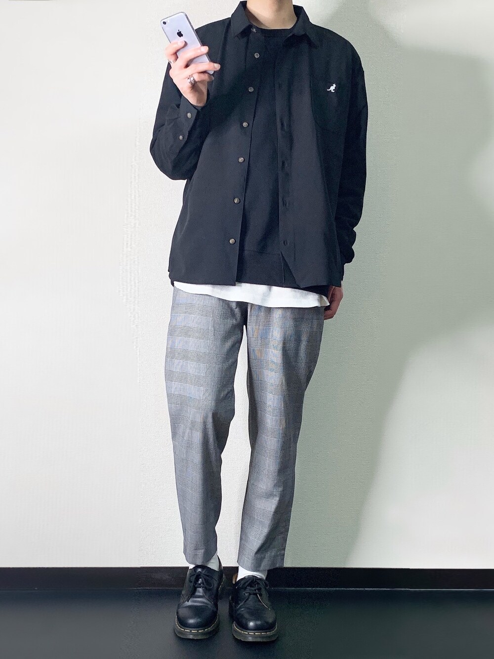 「GU、プチプラ、モノトーン、KANGOL、レイヤードスタイル、Dr.Martens、春コーデ、モノトーンコーデ、きれいめカジュアル、チェックパンツ」｜「KANGOLのKANGOL/カンゴール 別注 L/S オーバーサイズレギュラーカラーシャツ2020SPRING（シャツ/ブラウス、ブラック系）」を使った、ひらひらさん（メンズ・171cm）の冬コーディネートの1枚目の写真