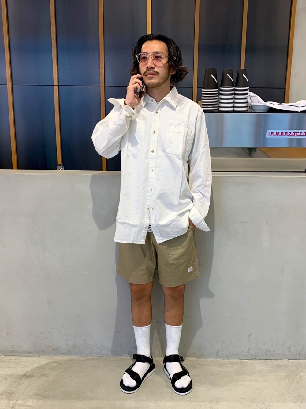 ホワイト系のシャツ/ブラウス、ベージュ系のその他パンツ、ブラック系のサンダルを着用したメンズの夏コーディネートの1枚目の写真