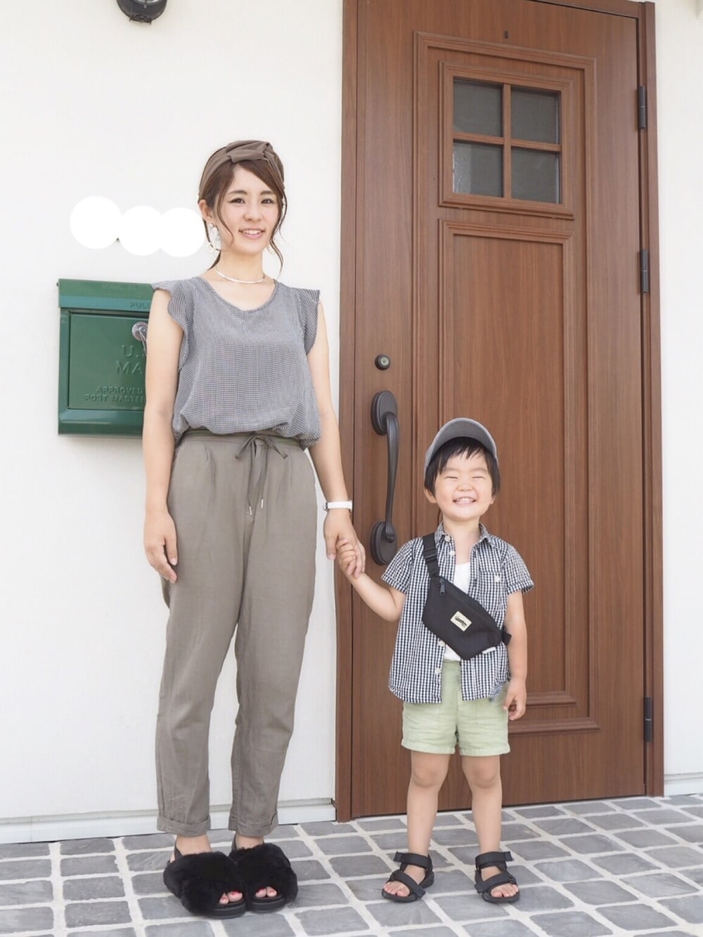 「男の子、2歳、親子コーデ、お揃い、リンクコーデ、男の子コーデ、ママコーデ、ママファッション、ママ、夏コーデ」｜「GLOBAL WORKのアイテム（Tシャツ/カットソー、ブラック系）」を使った、minatoさん（キッズ・100cm）の夏コーディネートの1枚目の写真