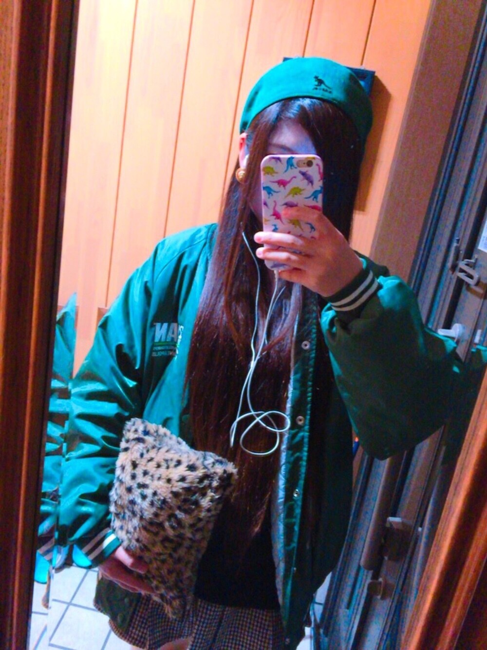 「KANGOL、古着、スカジャン、チェックスカート、ゴールドアクセ、クラッチバッグ」｜「KANGOLの【mini（ミニ）１月号掲載】【KANGOL】Seamless Wool 507/カンゴール シームレス ウール 507（ハンチング/ベレー帽、グリーン系）」を使った、⚡︎✩Kocchon︎✩⚡︎さん（レディース・153cm）の冬コーディネートの1枚目の写真